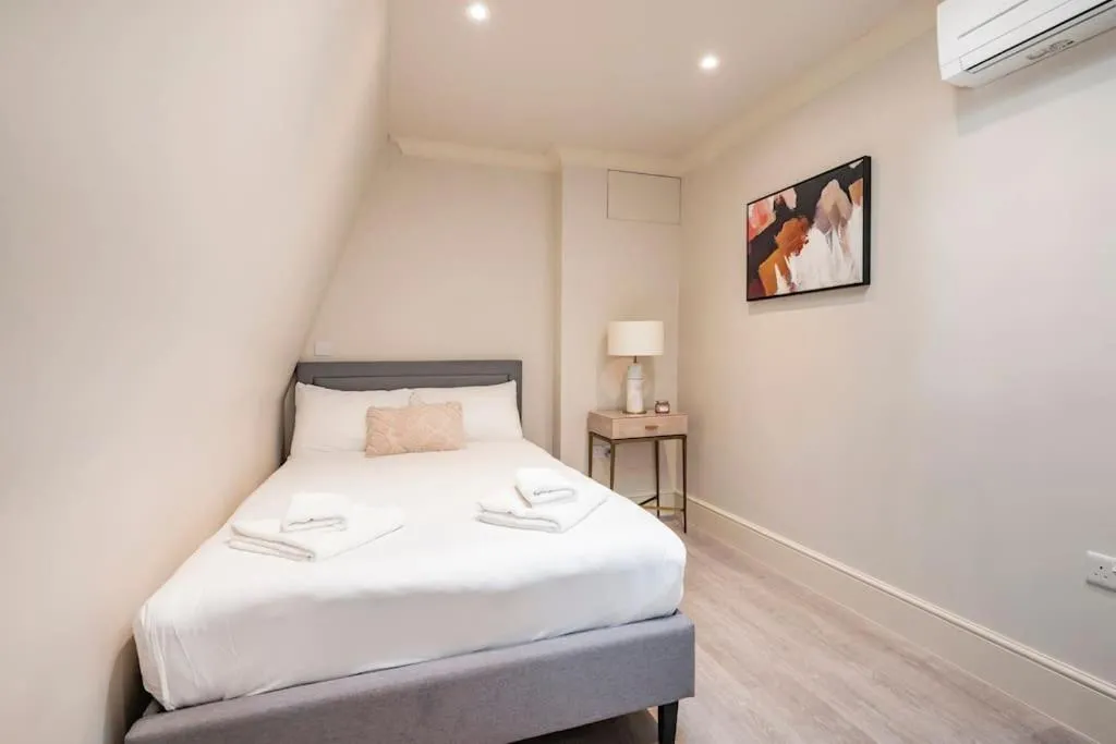Bed in Marble Arch- Suite 9