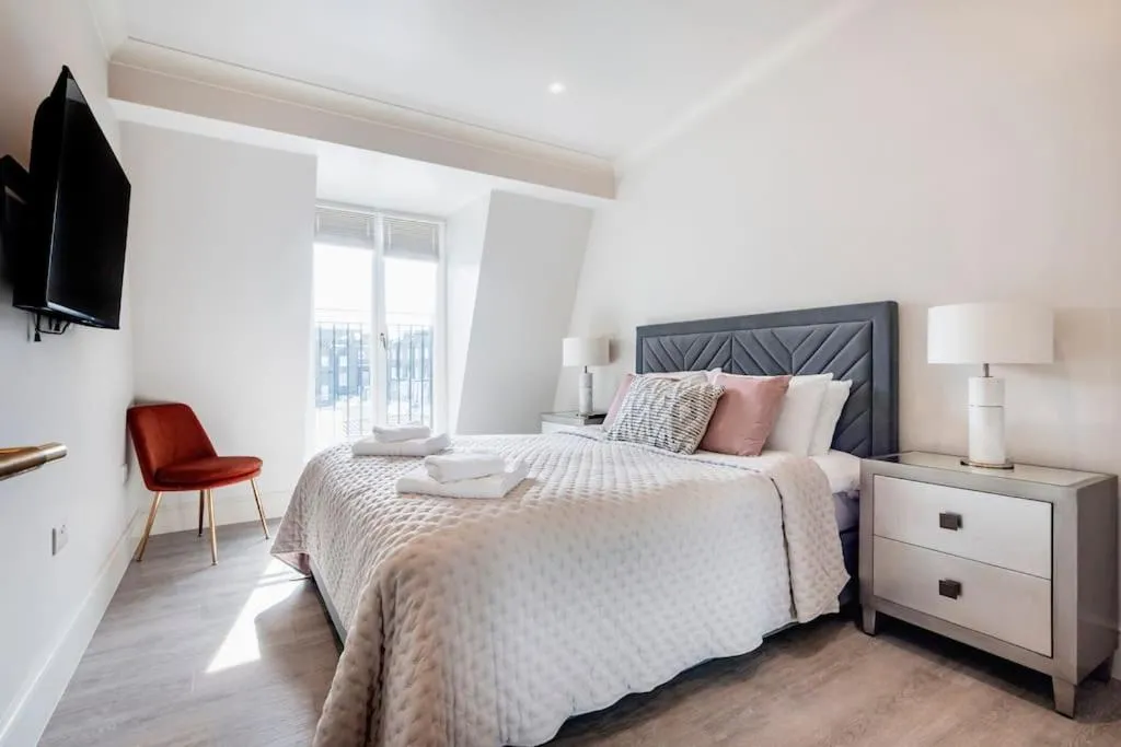 Bed in Marble Arch- Suite 9