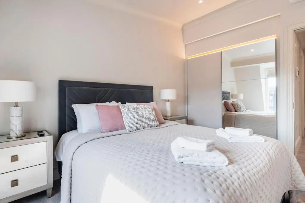 Bed in Marble Arch- Suite 9