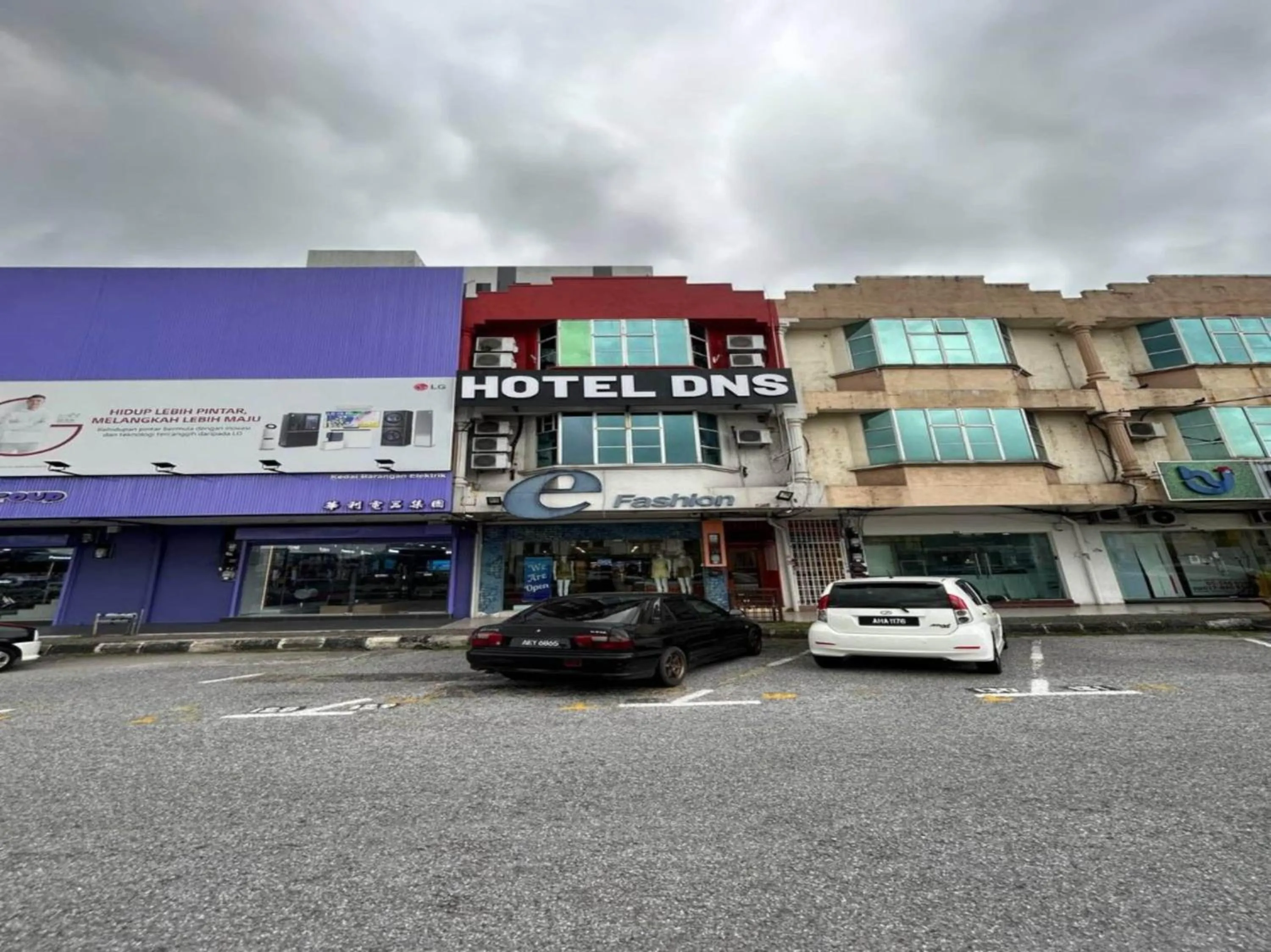 Facade/entrance in OYO 90950 Hotel Dns