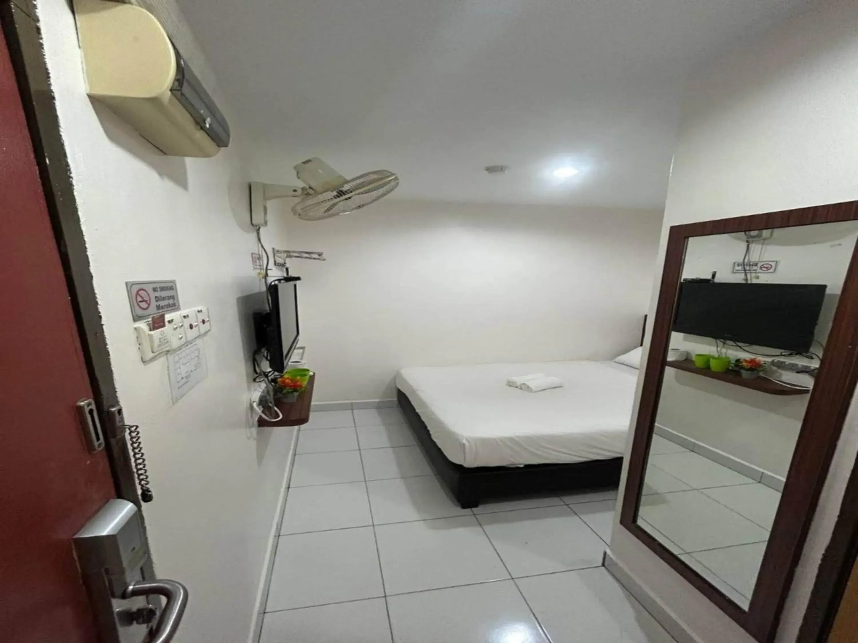 Standard Double Room in OYO 90950 Hotel Dns Standard Double Room in OYO 90950 Hotel Dns