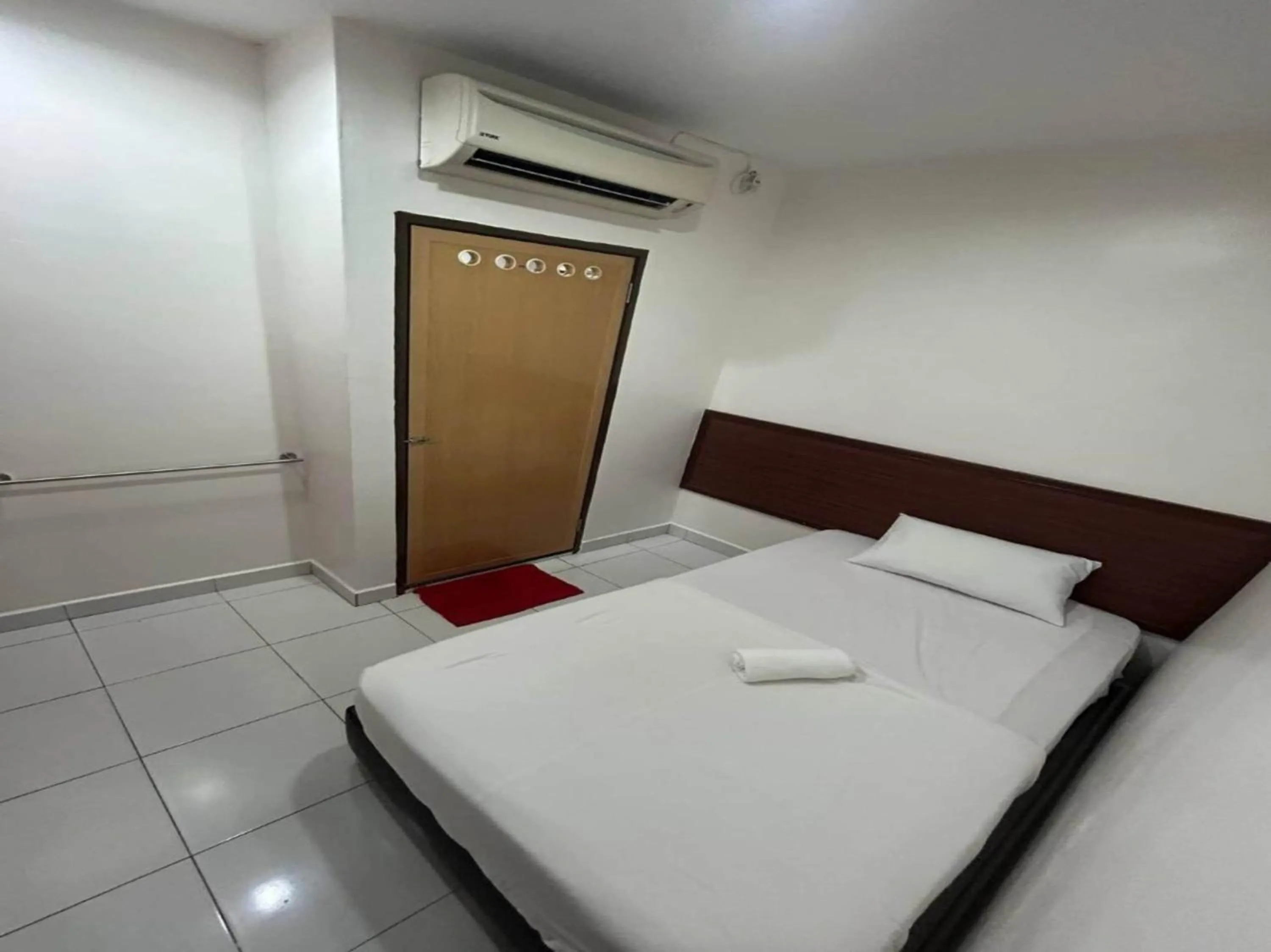 Bedroom in OYO 90950 Hotel Dns