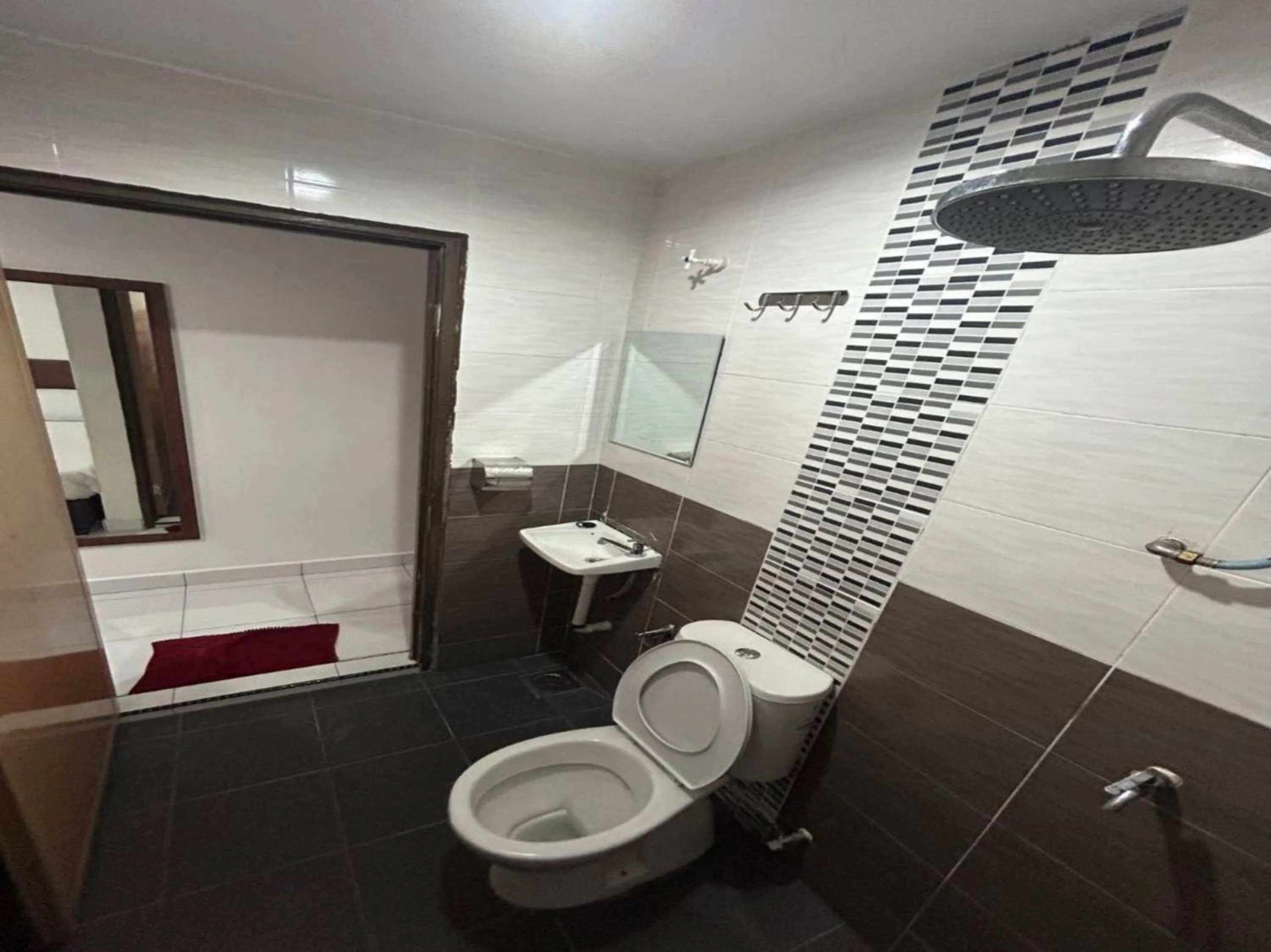 Bathroom in OYO 90950 Hotel Dns