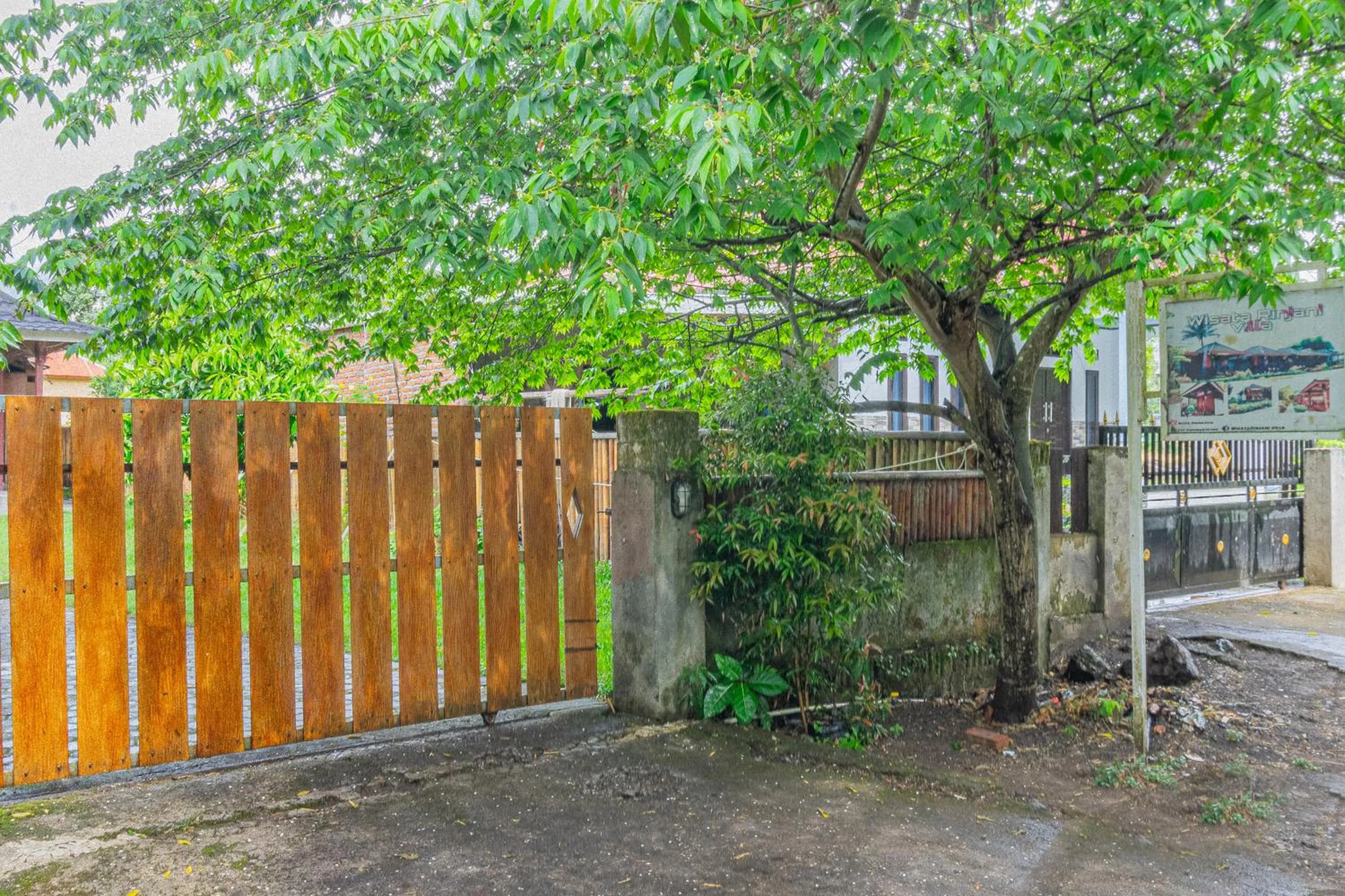 Facade/entrance in Puncak Rinjani Lodge