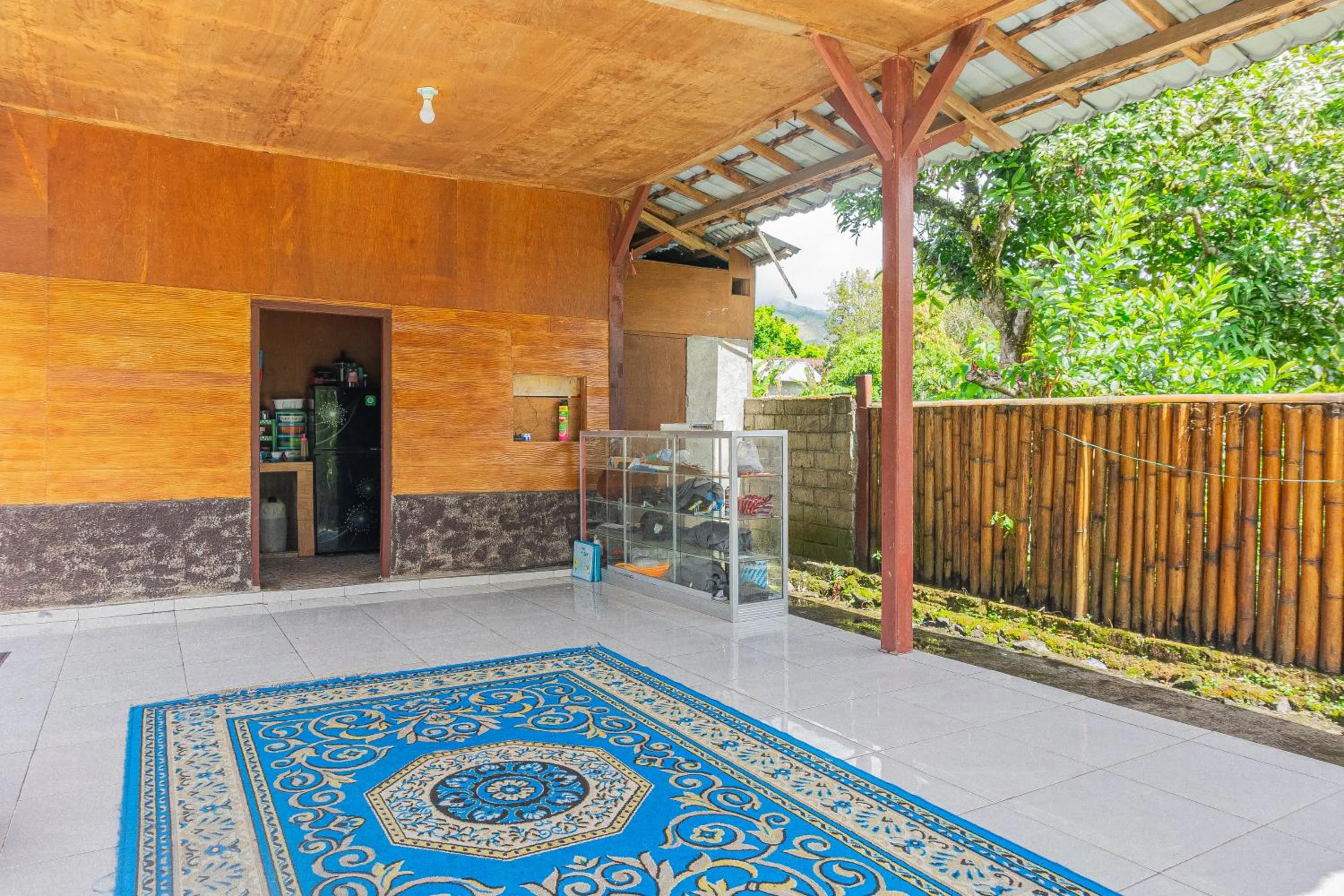 Communal kitchen in Puncak Rinjani Lodge