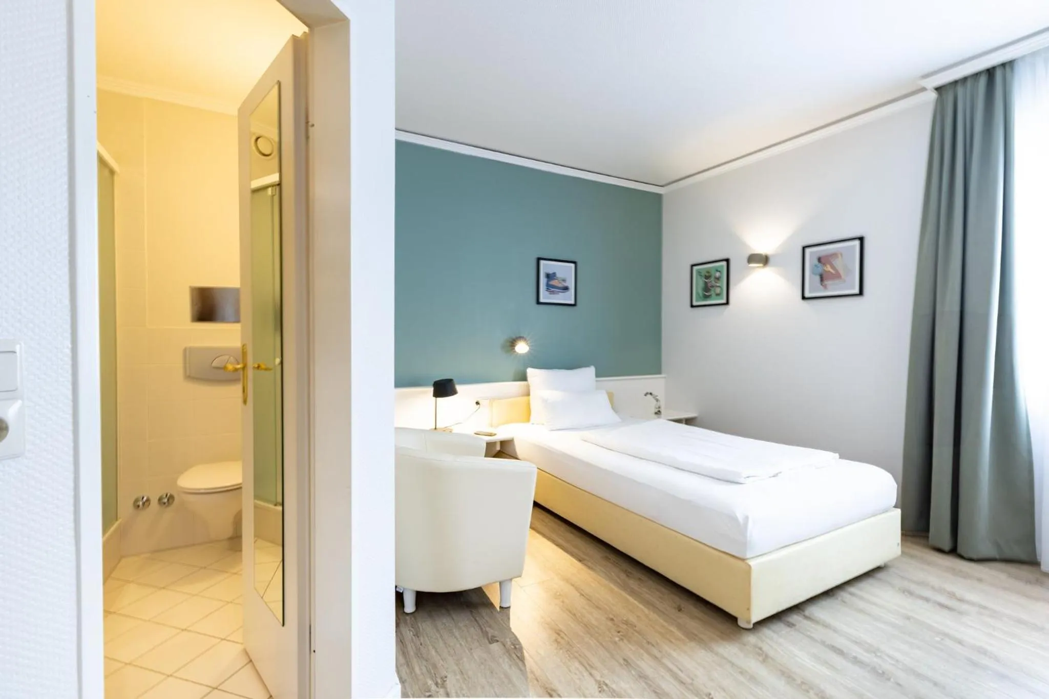 Photo of the whole room, Bed in Garner Hotel Post Aschaffenburg by IHG