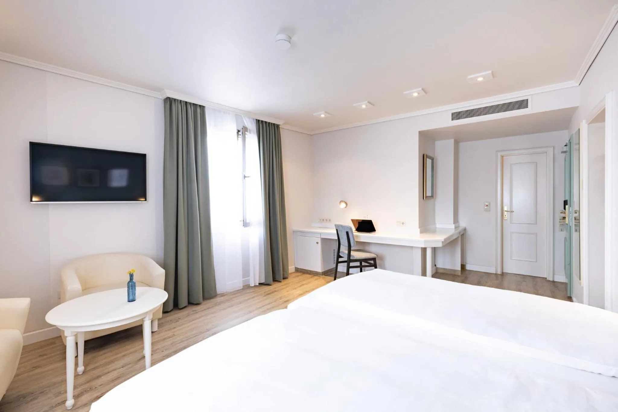 Photo of the whole room, Bed in Garner Hotel Post Aschaffenburg by IHG