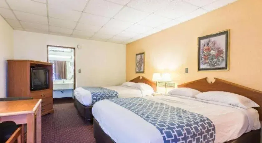 Bed in Rodeway Inn Bed in Rodeway Inn