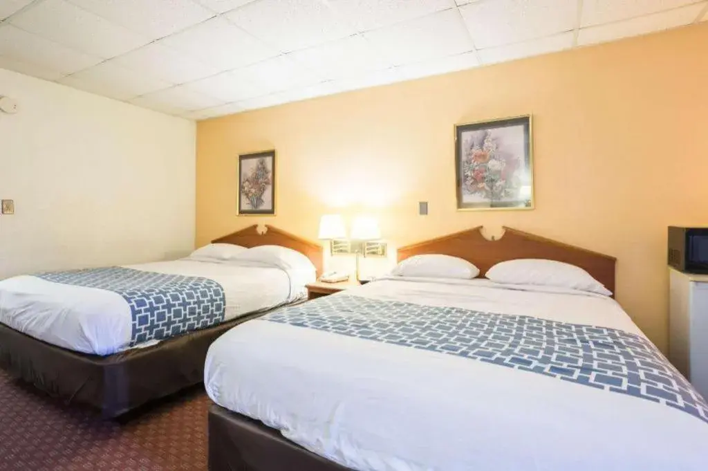 Bed in Rodeway Inn Bed in Rodeway Inn