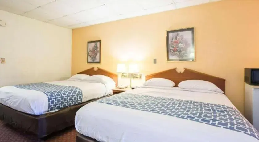 Bed in Rodeway Inn Bed in Rodeway Inn