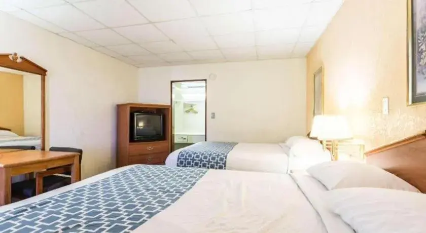 Bed in Rodeway Inn Bed in Rodeway Inn