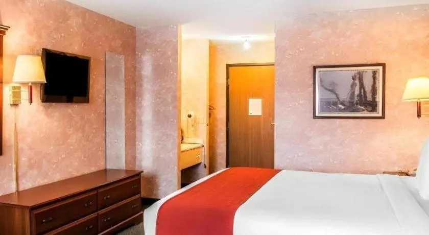 Bed in Econo Lodge Longmont East