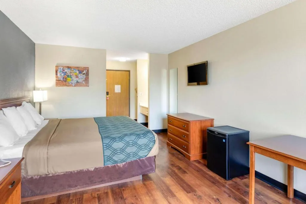 Bed in Econo Lodge Longmont East