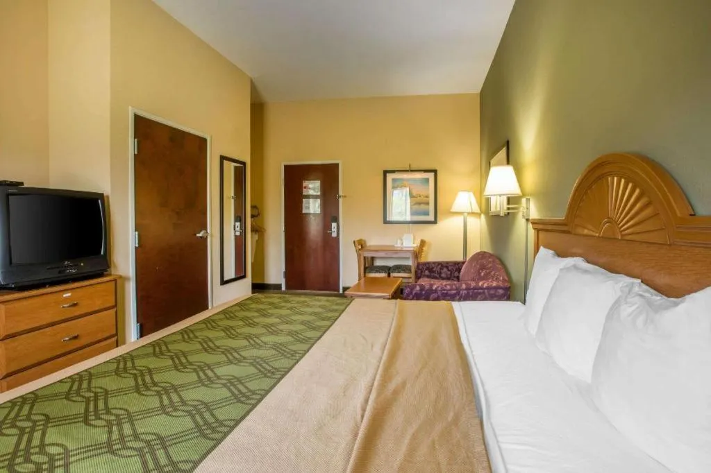 Bed in Econo Lodge Valdosta Mall Area