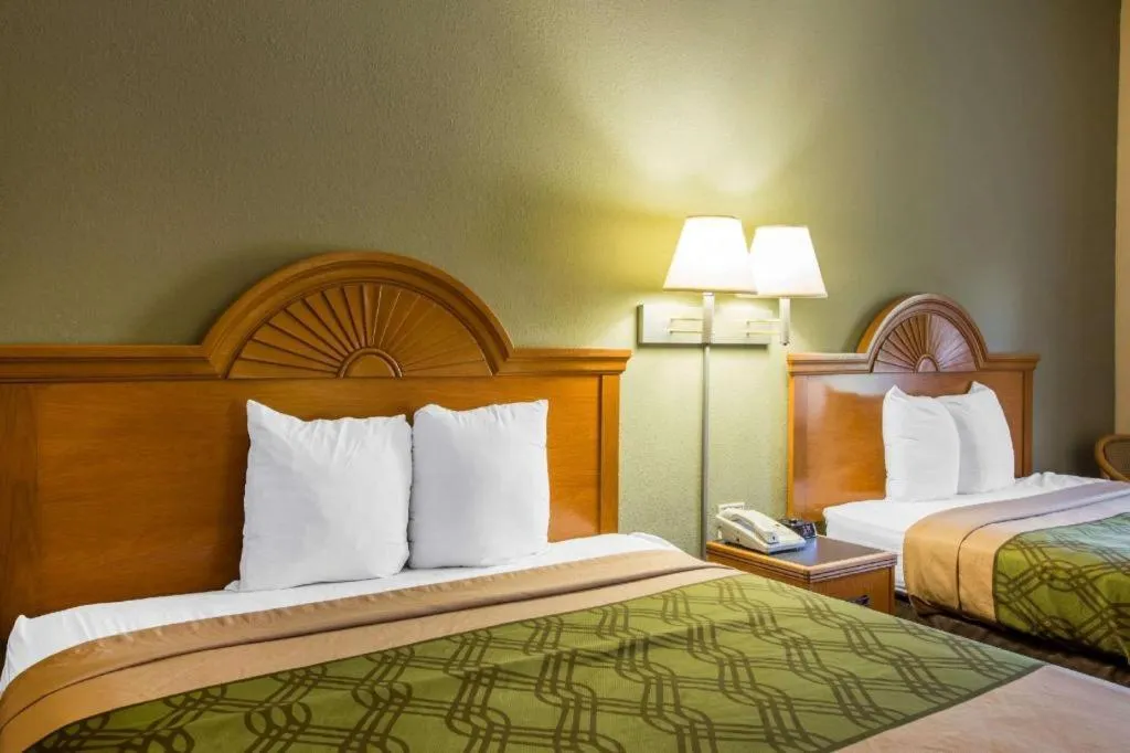 Bed in Econo Lodge Valdosta Mall Area