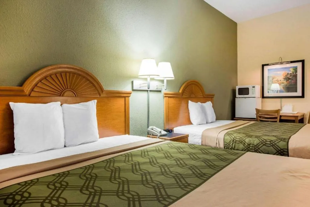 Bed in Econo Lodge Valdosta Mall Area