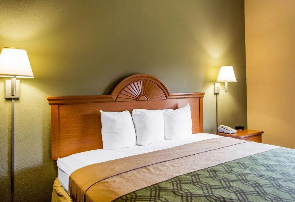 Bed in Econo Lodge Valdosta Mall Area