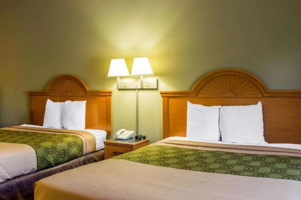 Bed in Econo Lodge Valdosta Mall Area