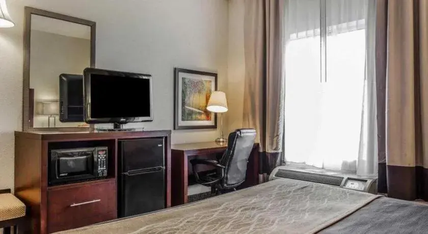 Bed in Comfort Inn & Suites Bed in Comfort Inn & Suites