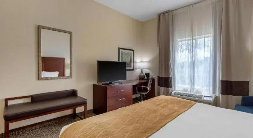 Bed in Comfort Inn & Suites Bed in Comfort Inn & Suites