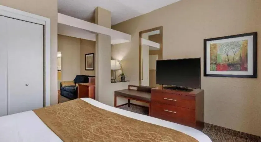Bed in Comfort Inn & Suites Bed in Comfort Inn & Suites