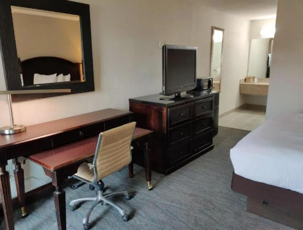 Bed in Rodeway Inn Lumberton Central