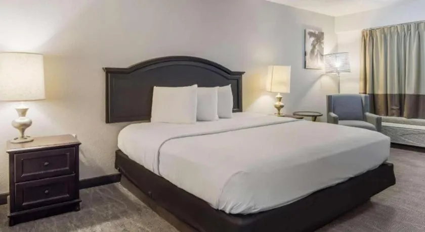 Bed in Rodeway Inn Lumberton Central