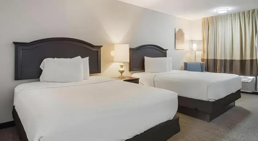 Bed in Rodeway Inn Bed in Rodeway Inn