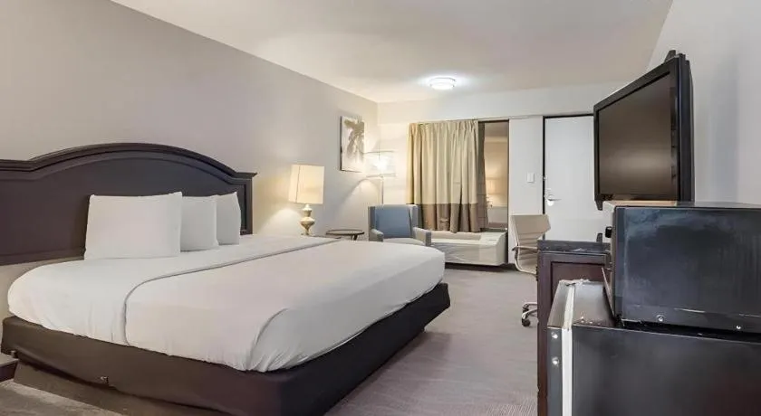 Bed in Rodeway Inn Lumberton Central