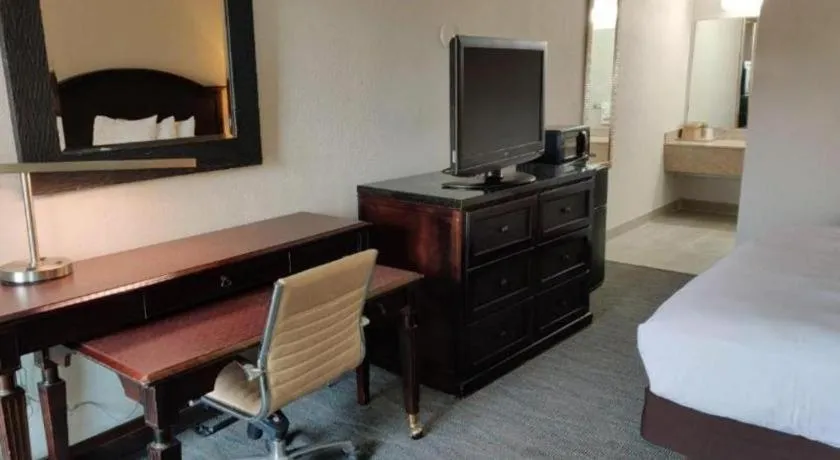 Bed in Rodeway Inn Lumberton Central