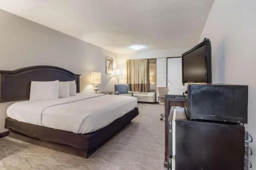 Bed in Rodeway Inn Lumberton Central