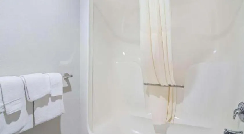 Bed in Rodeway Inn Lumberton Central