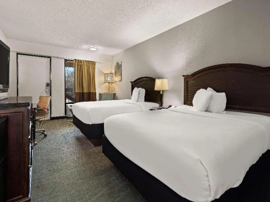 Bed in Rodeway Inn Lumberton Central