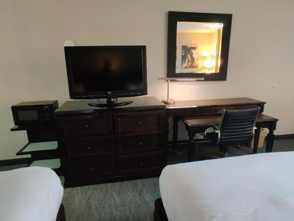 Bed in Rodeway Inn Lumberton Central