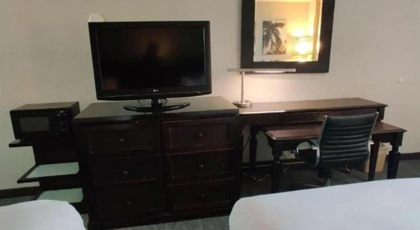 Bed in Rodeway Inn Lumberton Central