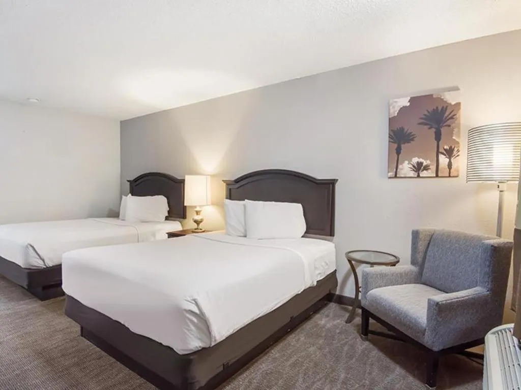 Bed in Rodeway Inn Lumberton Central