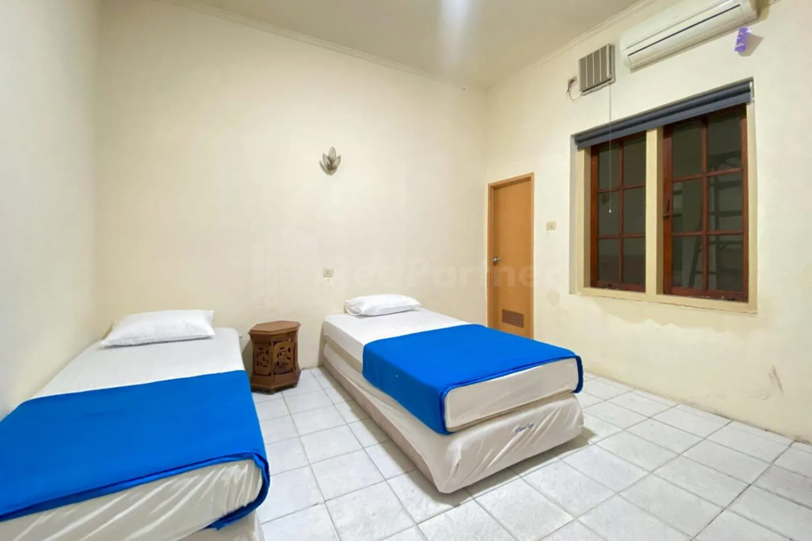 Standard Twin Room in Wisma Sodikin Syariah Mitra RedDoorz