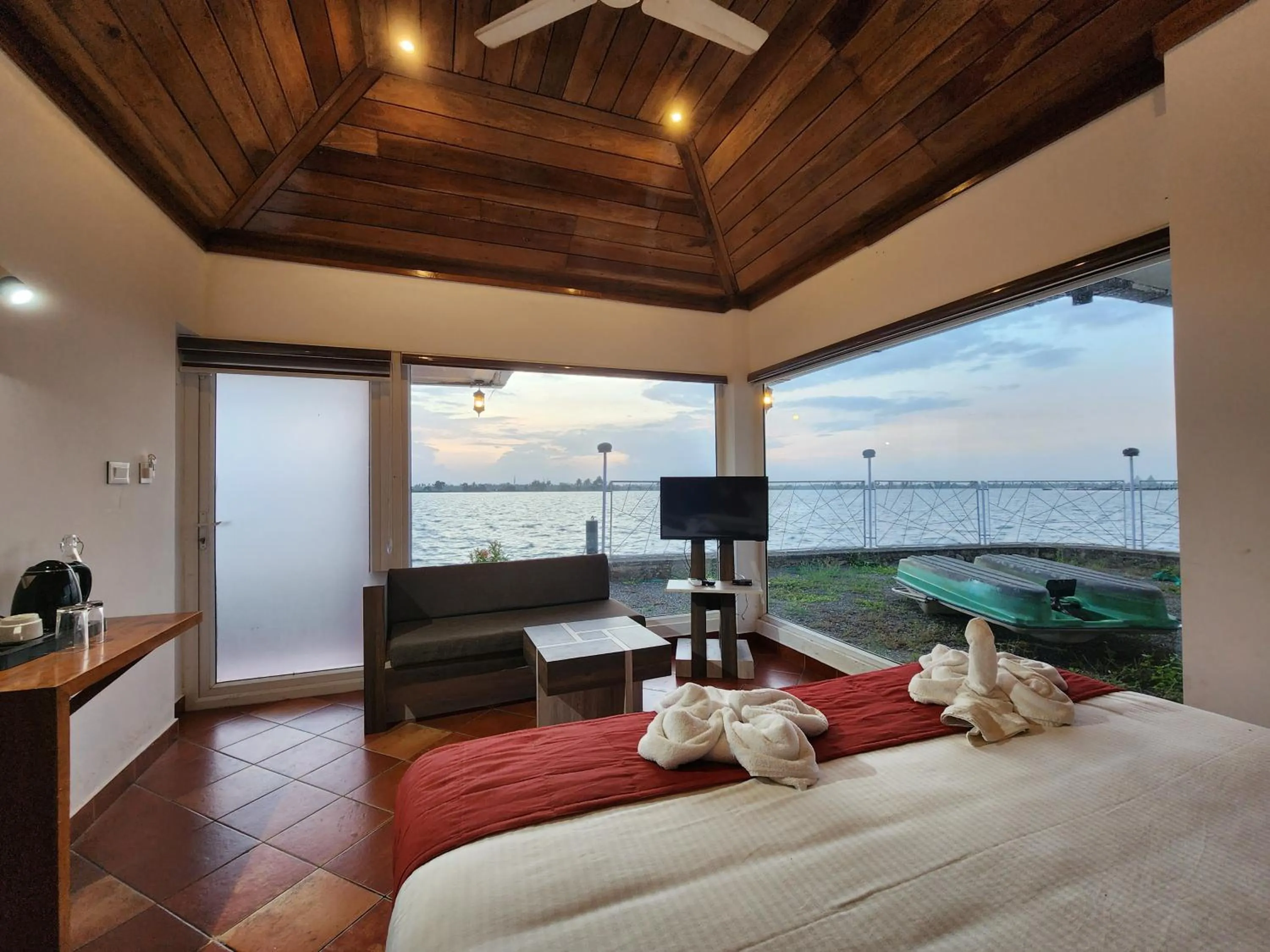 Living room, Bed in MIRAS PMC Lakeshore Resort