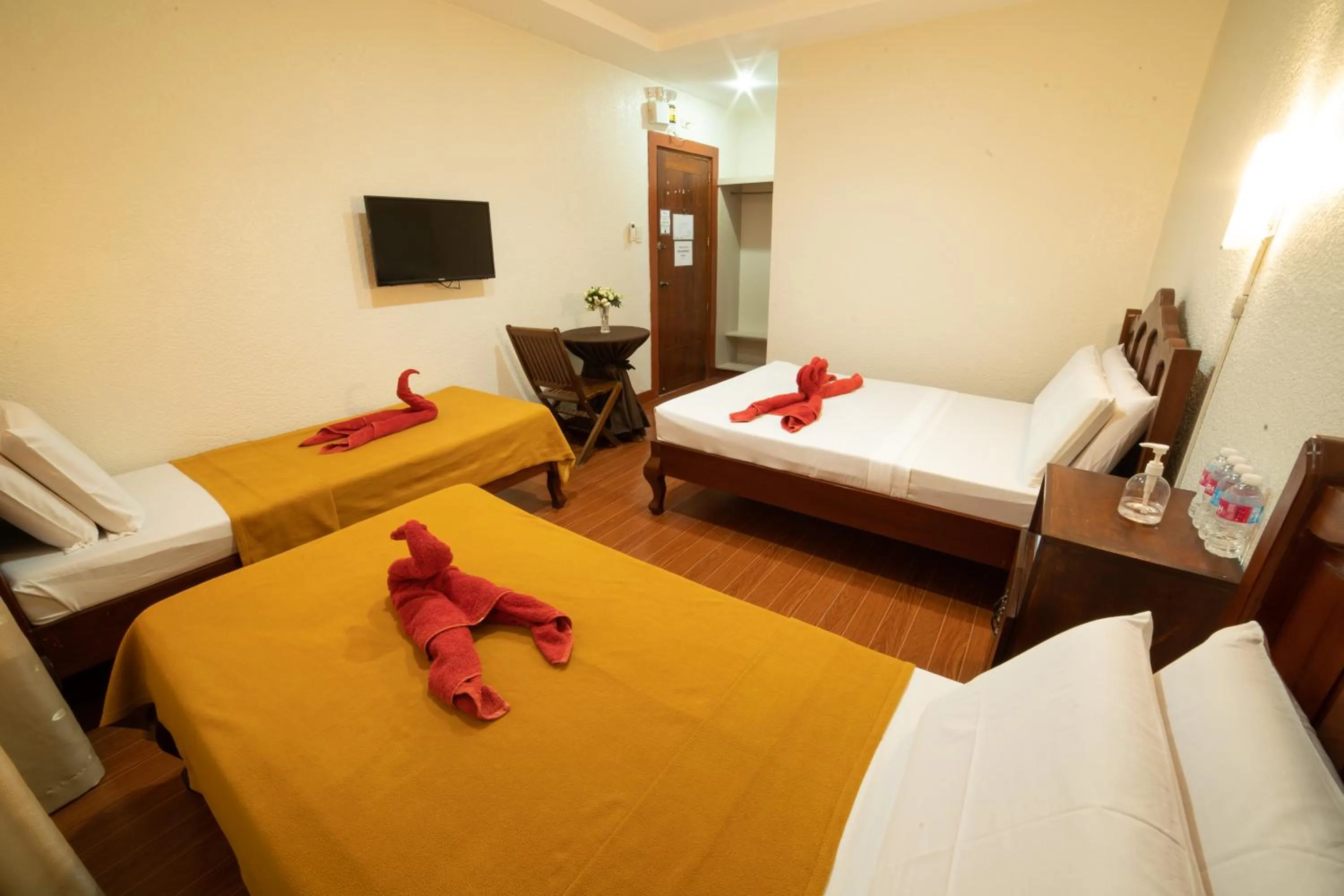 Photo of the whole room, Bed in Casañas Suites