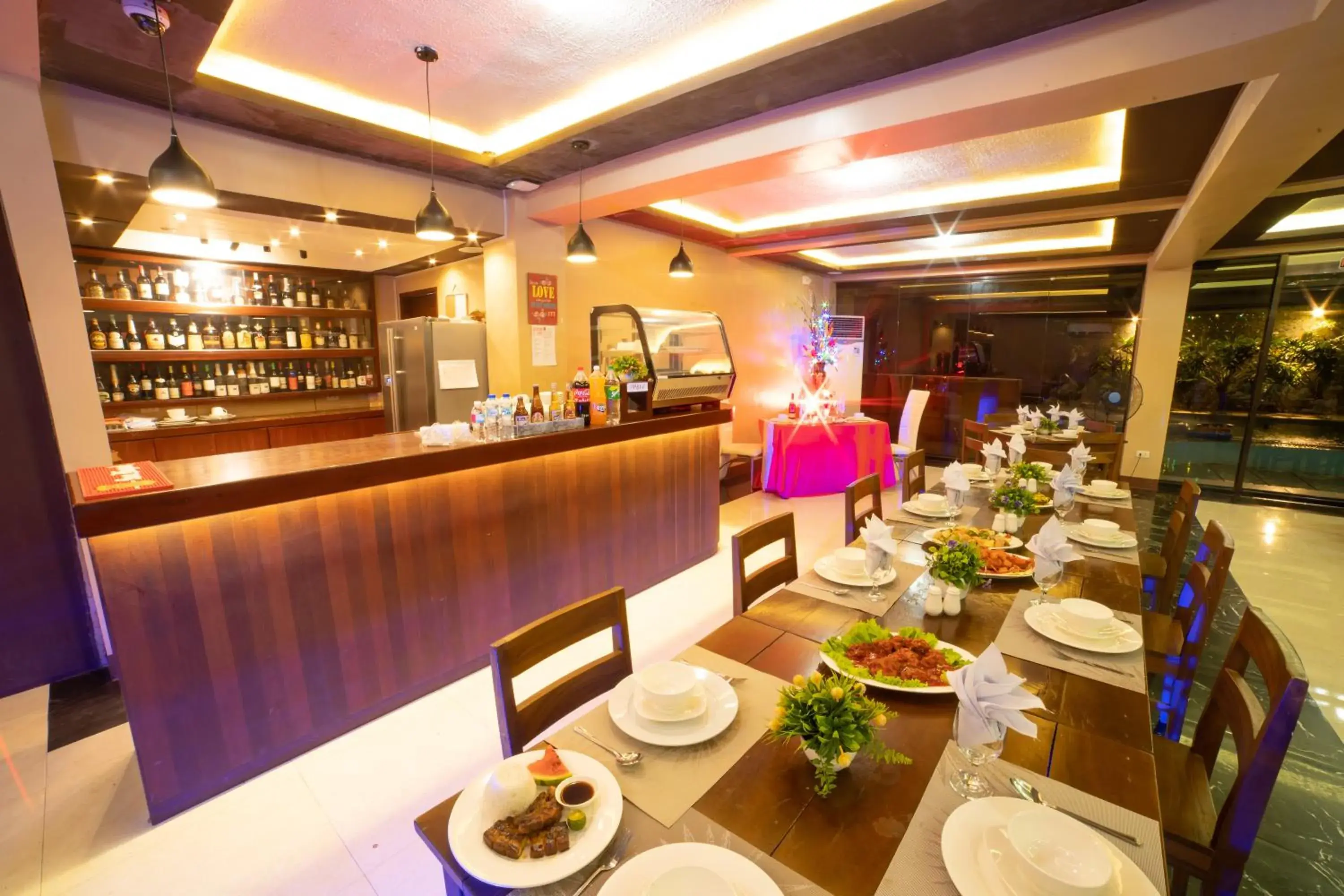 Restaurant/places to eat in Casañas Suites Restaurant/places to eat in Casañas Suites