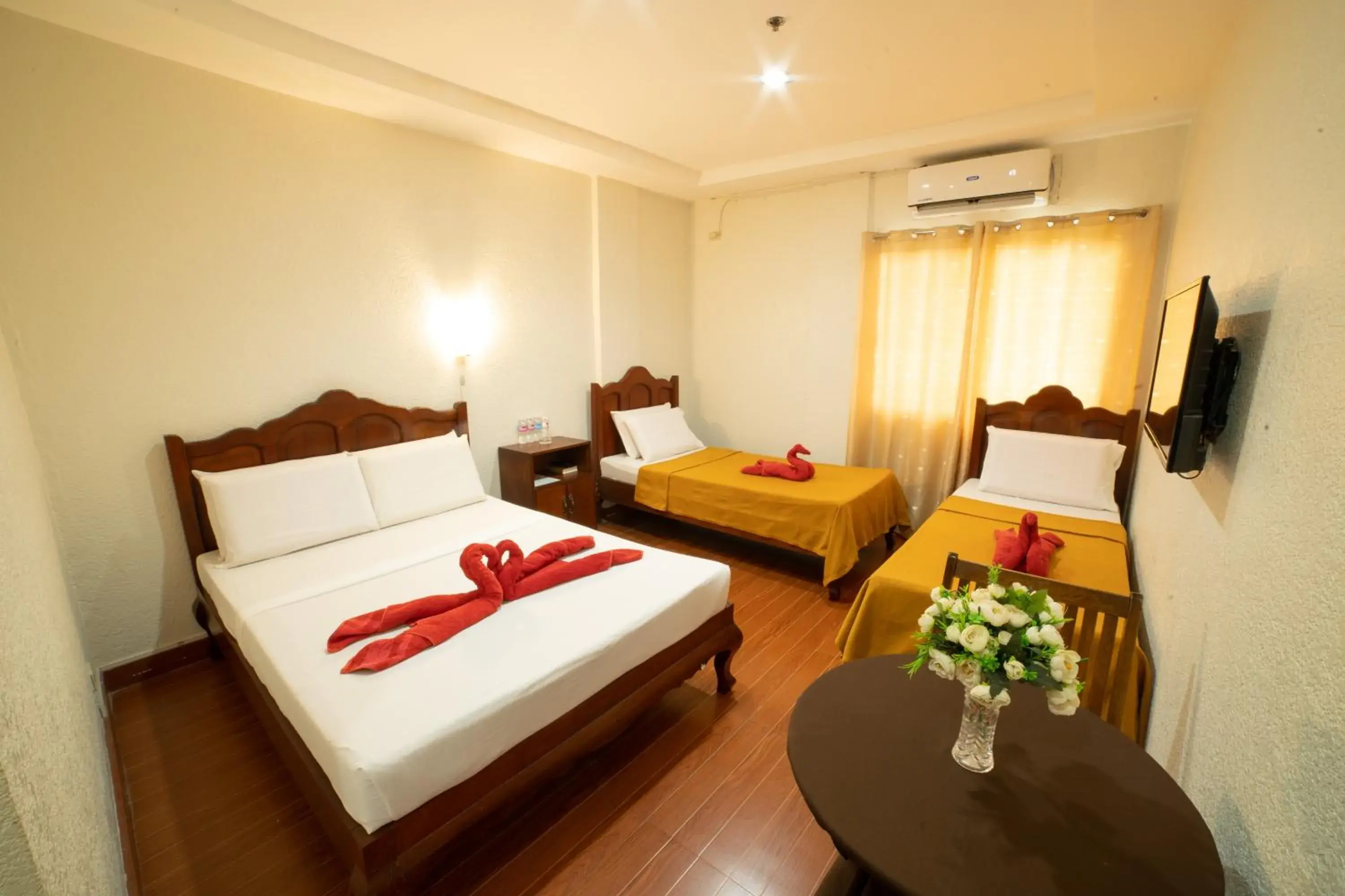 Photo of the whole room, Bed in Casañas Suites Photo of the whole room, Bed in Casañas Suites