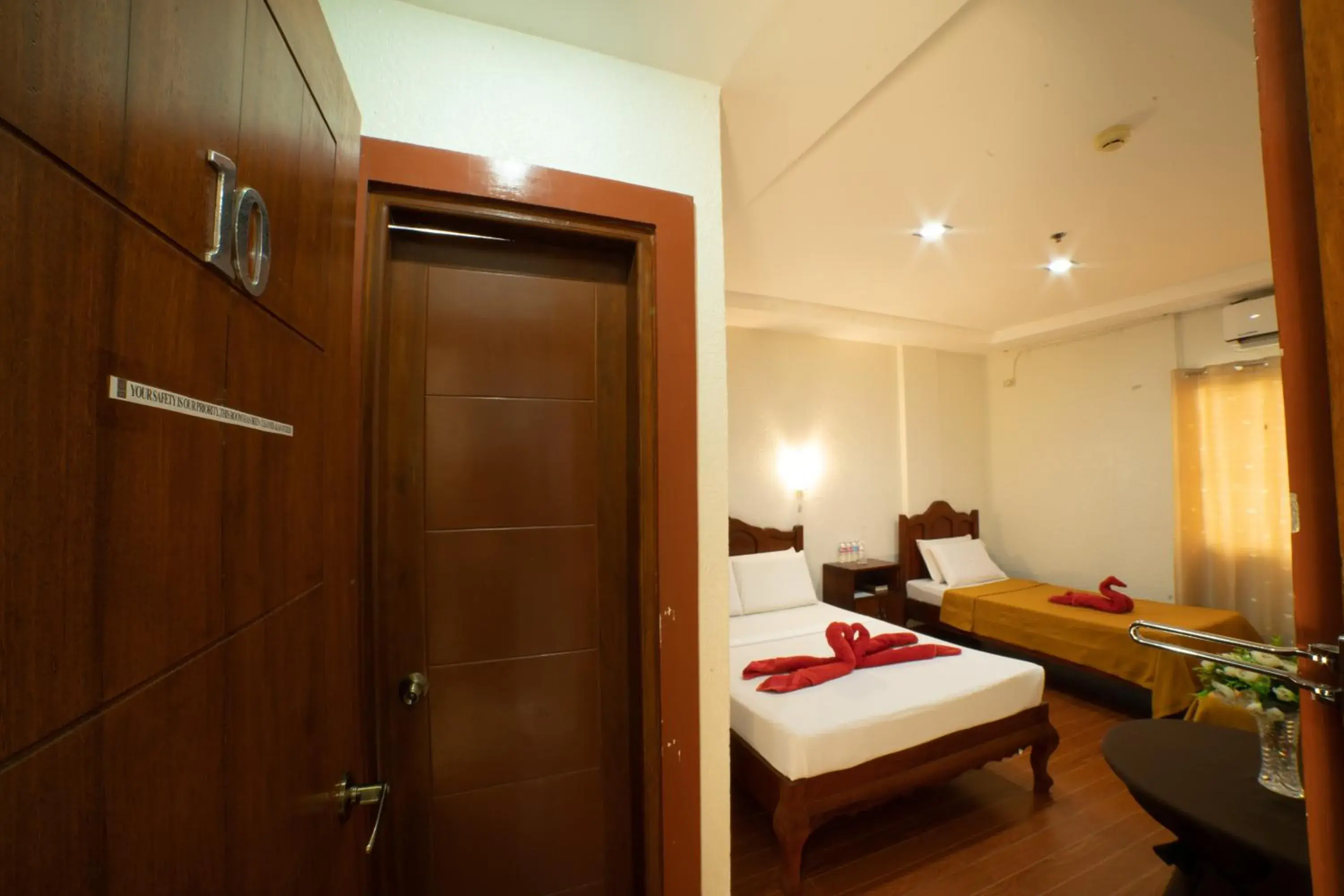 Photo of the whole room, Bed in Casañas Suites Photo of the whole room, Bed in Casañas Suites