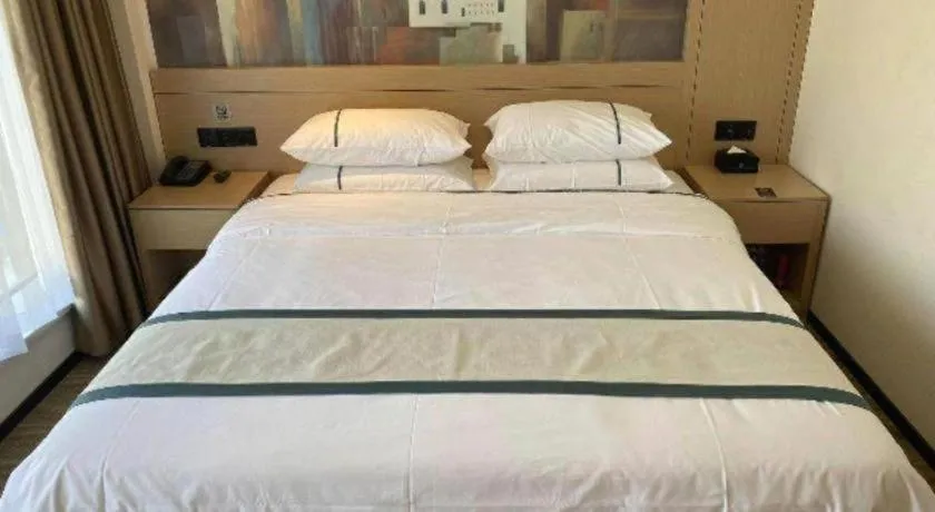 Bed in City Comfort Inn Wuhan Yangluo Wanda Plaza
