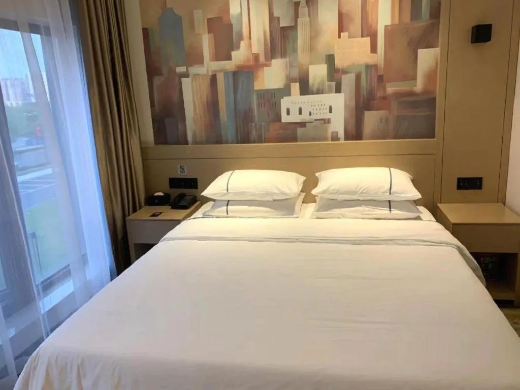 Bed in City Comfort Inn Wuhan Yangluo Wanda Plaza