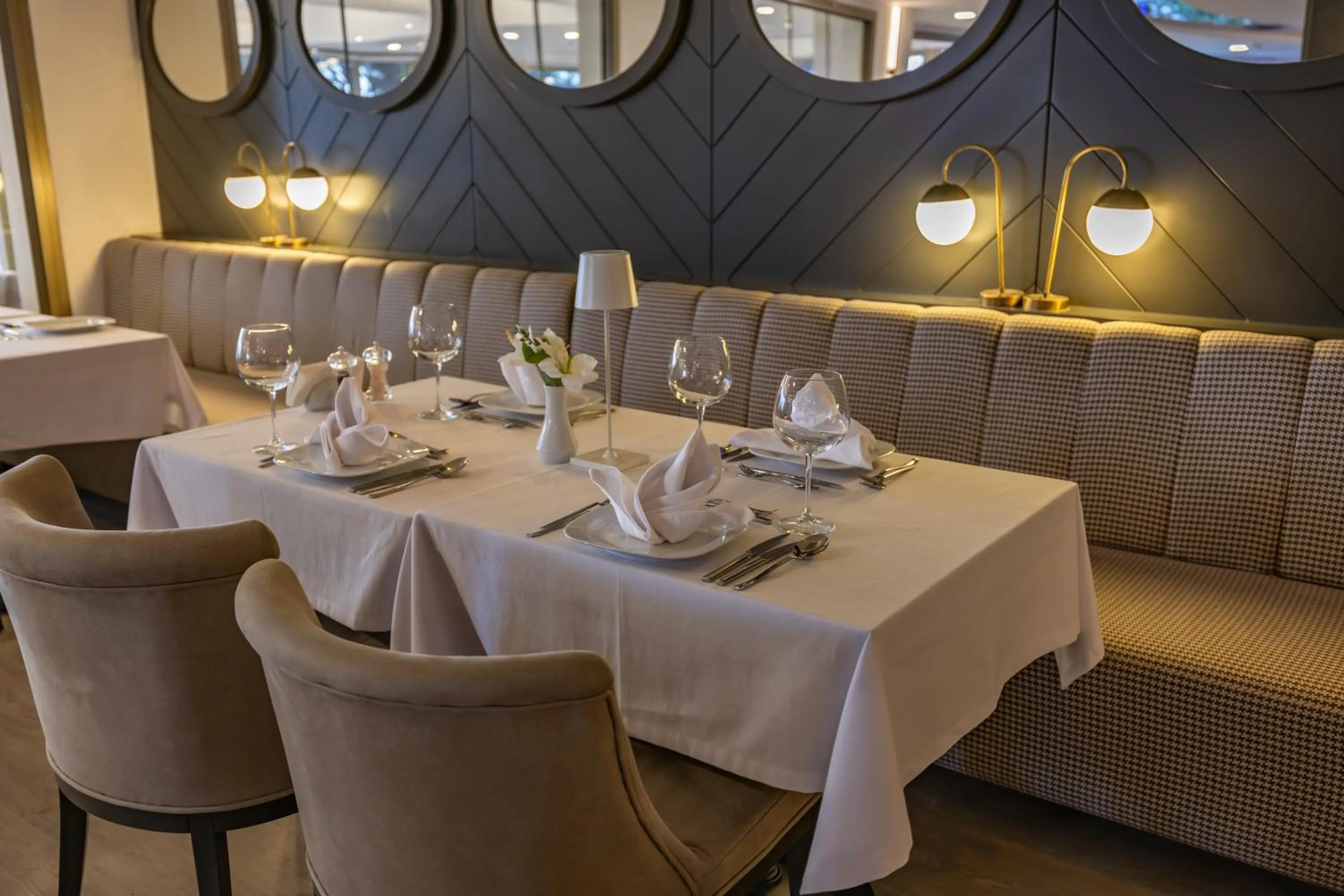 Restaurant/places to eat in Sisus Marina Hotel