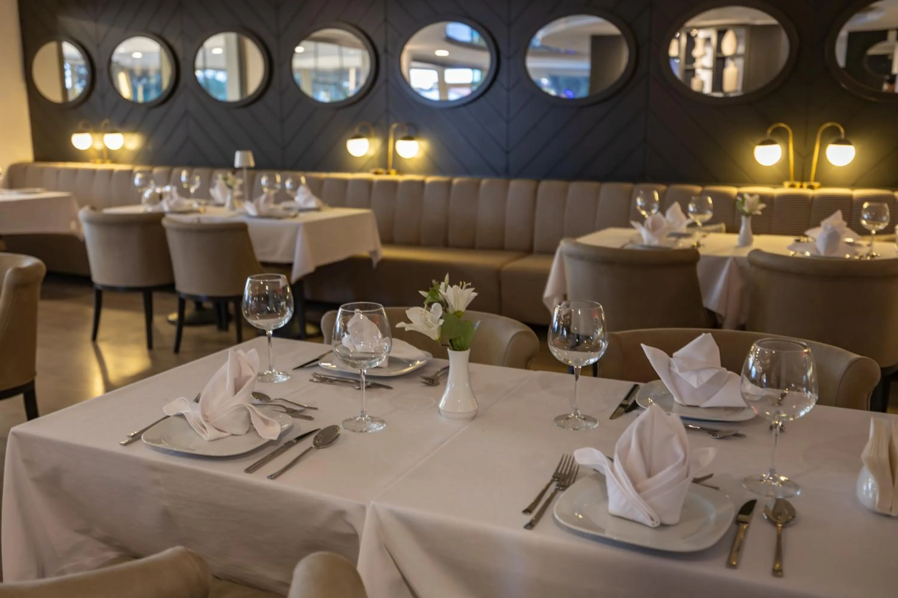 Restaurant/places to eat in Sisus Marina Hotel