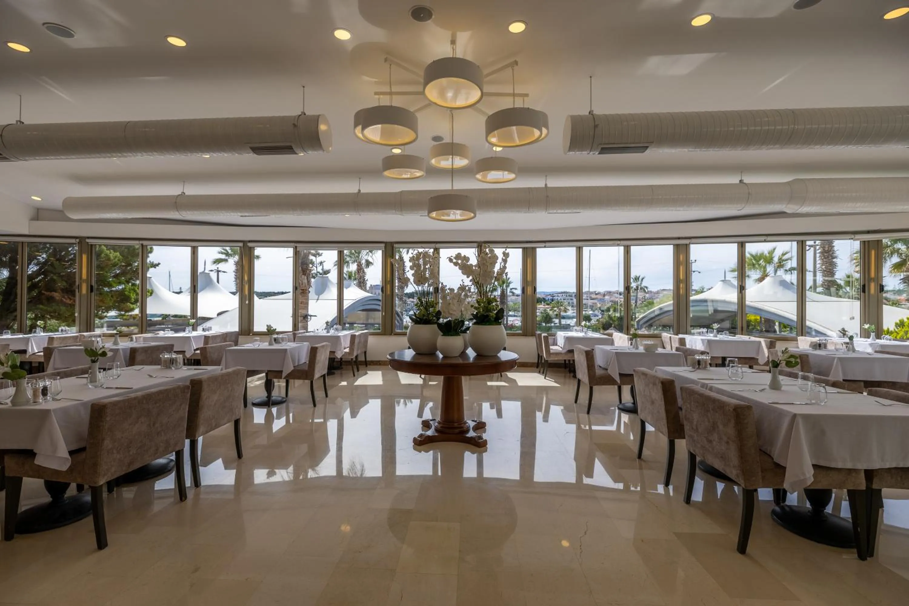Restaurant/places to eat in Sisus Marina Hotel