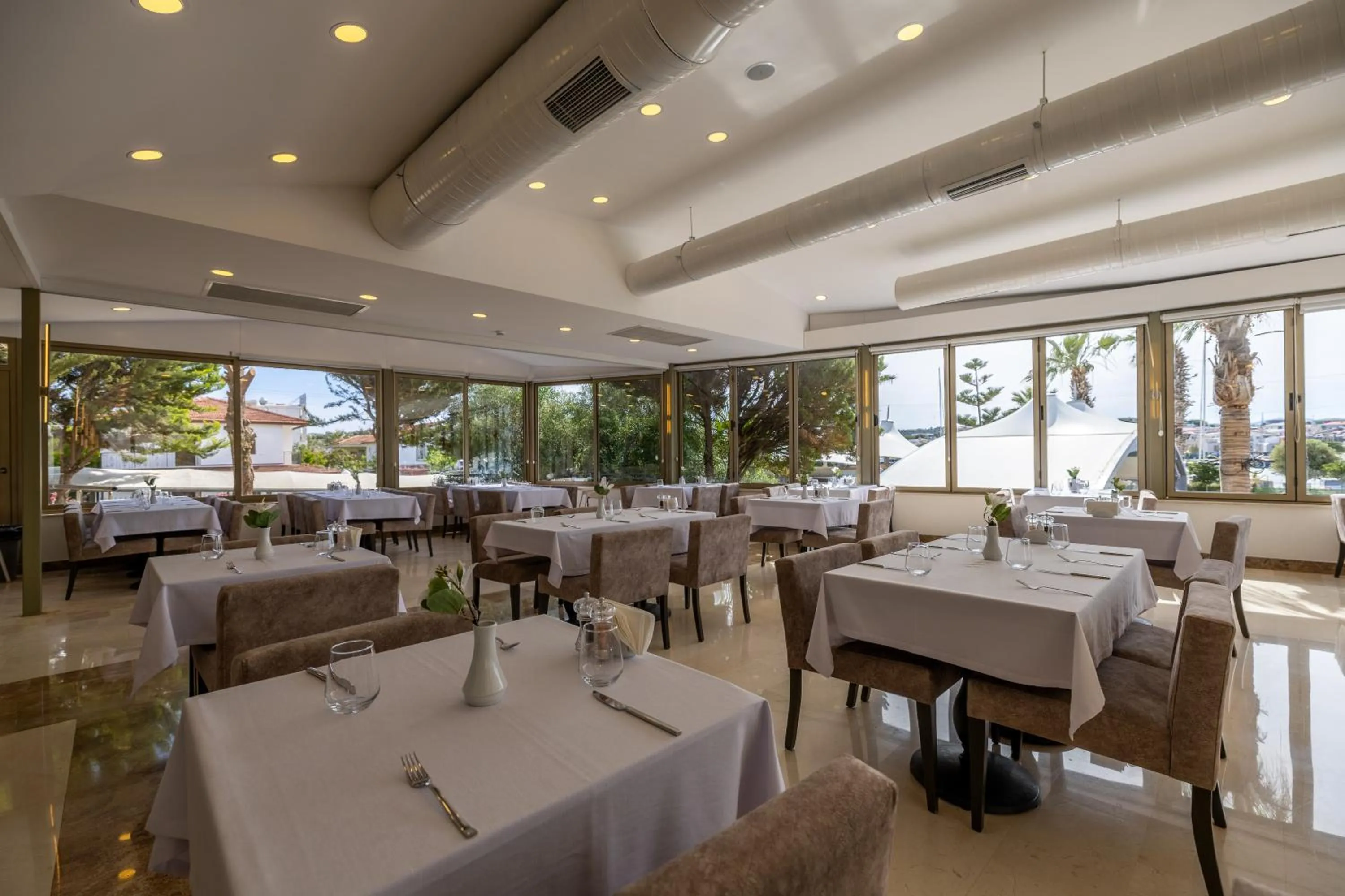 Restaurant/places to eat in Sisus Marina Hotel