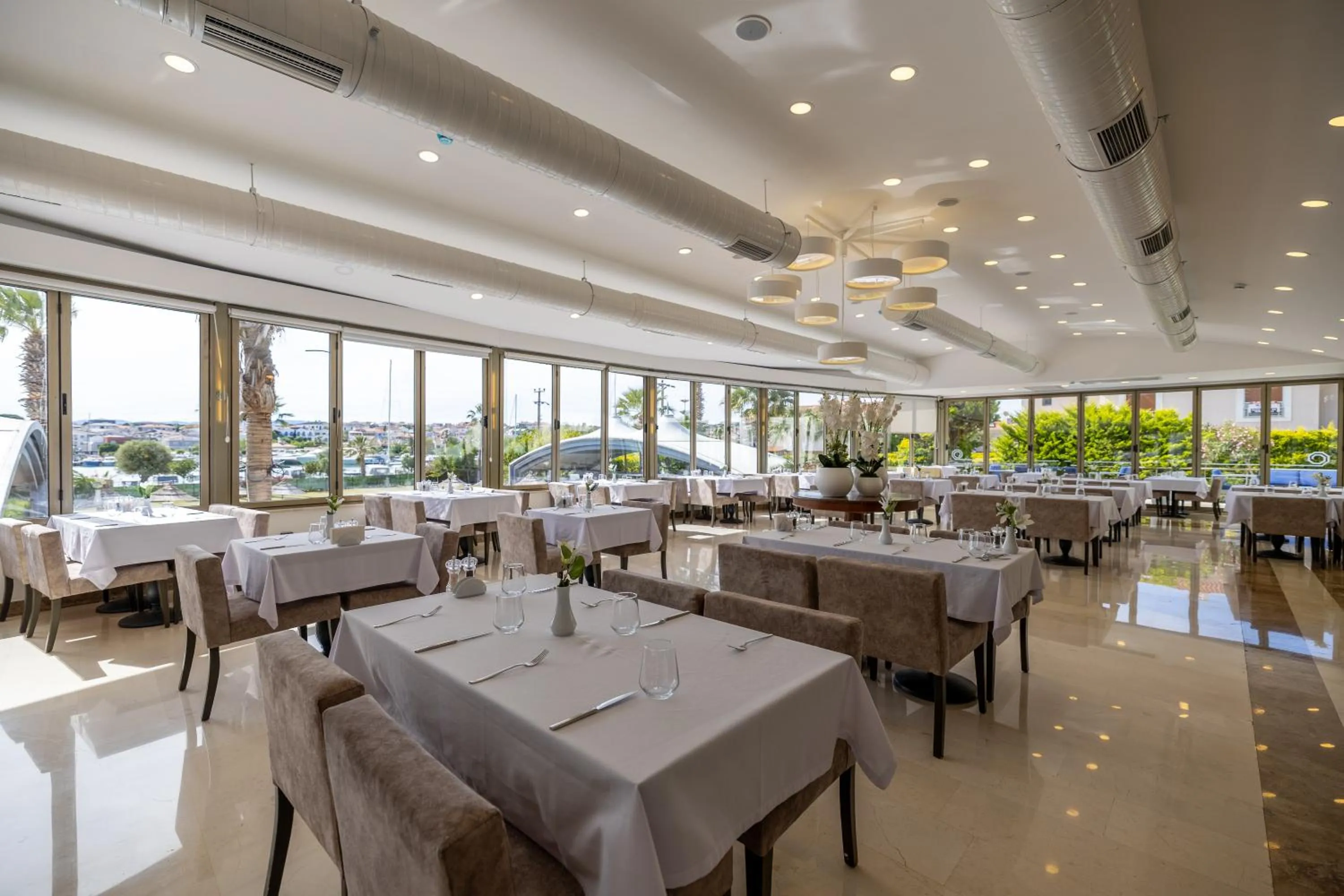 Restaurant/places to eat in Sisus Marina Hotel