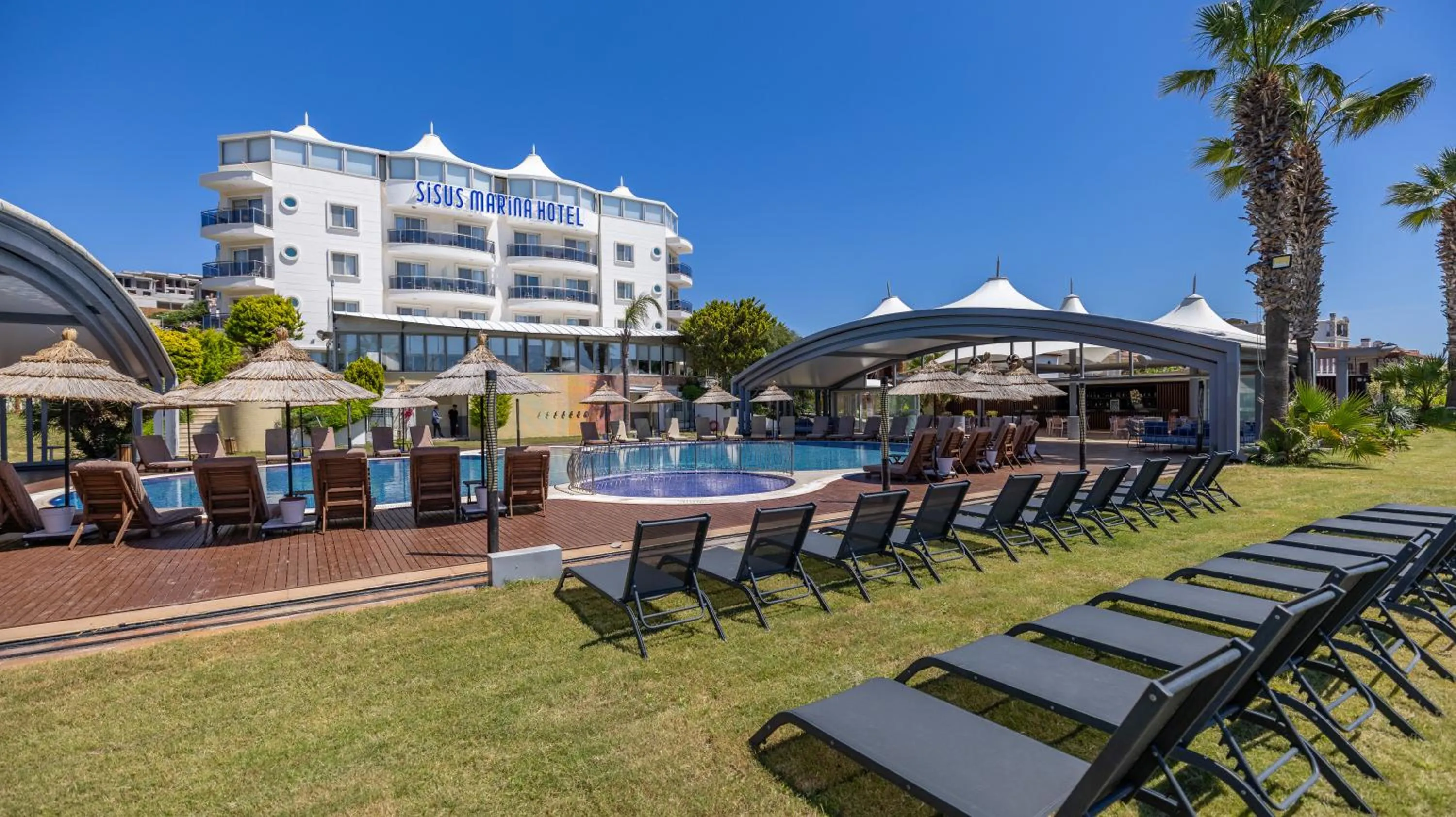 Property building in Sisus Marina Hotel